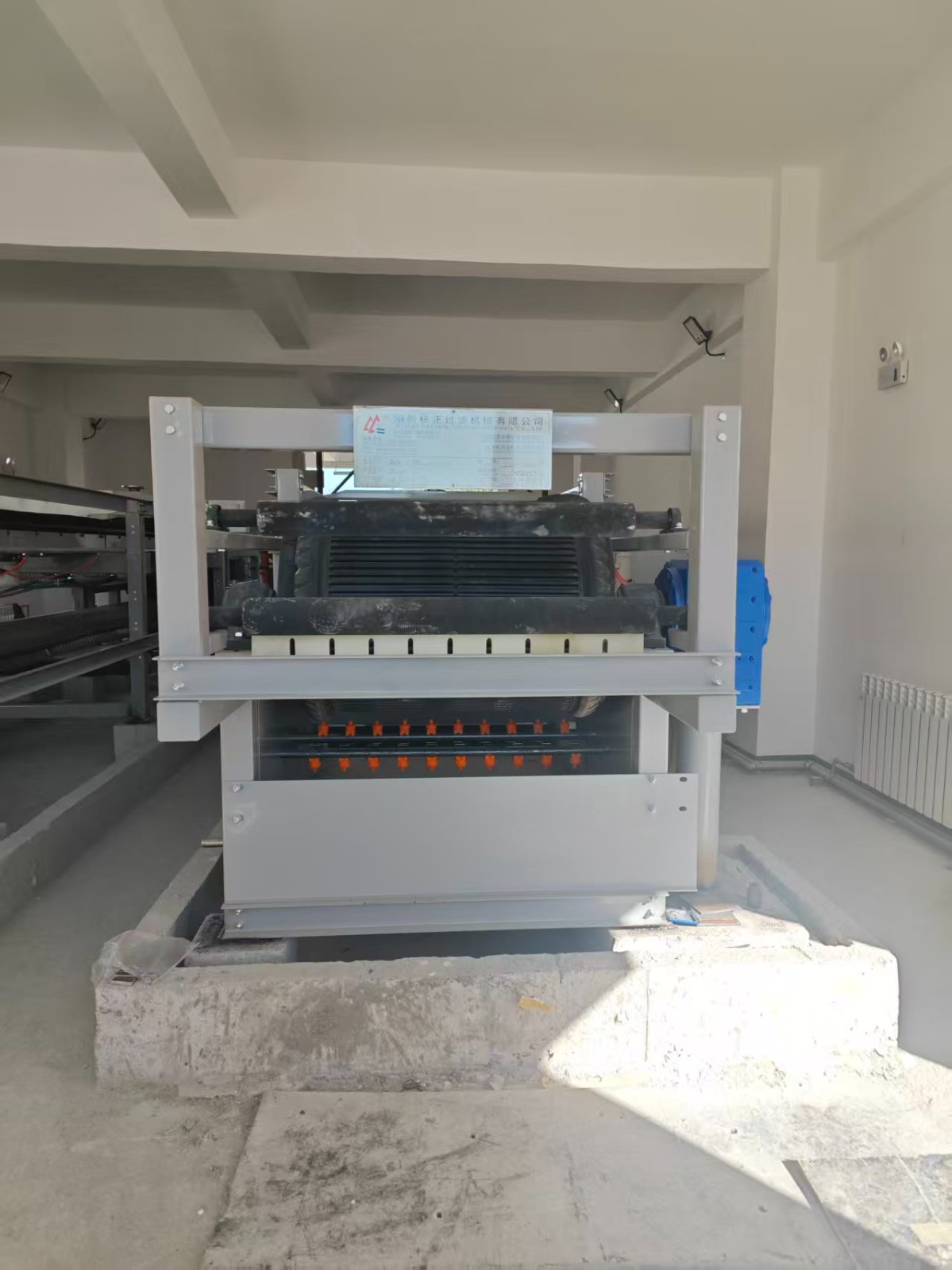 DG型固定盘带式真空过滤机的运行原理是？