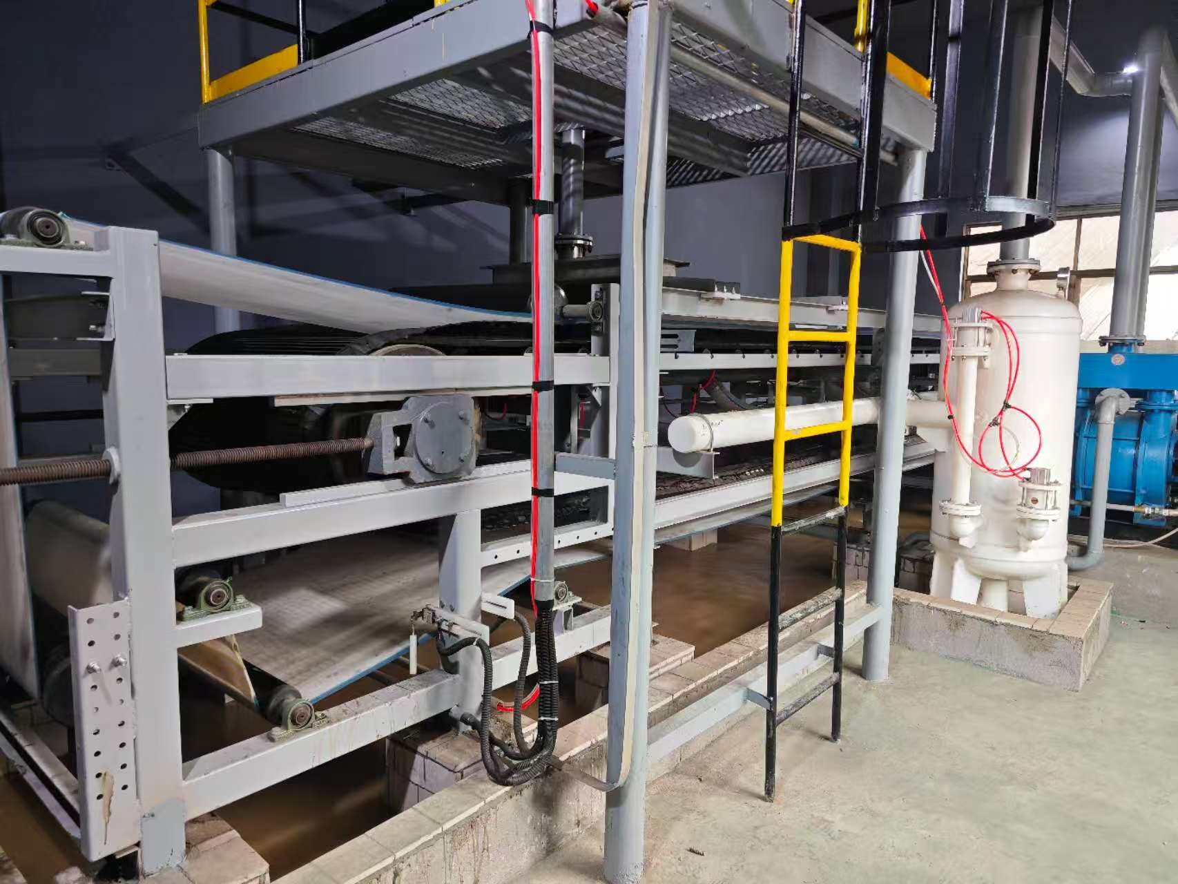 如何确定所需真空带式过滤机的过滤面积等关键参数？