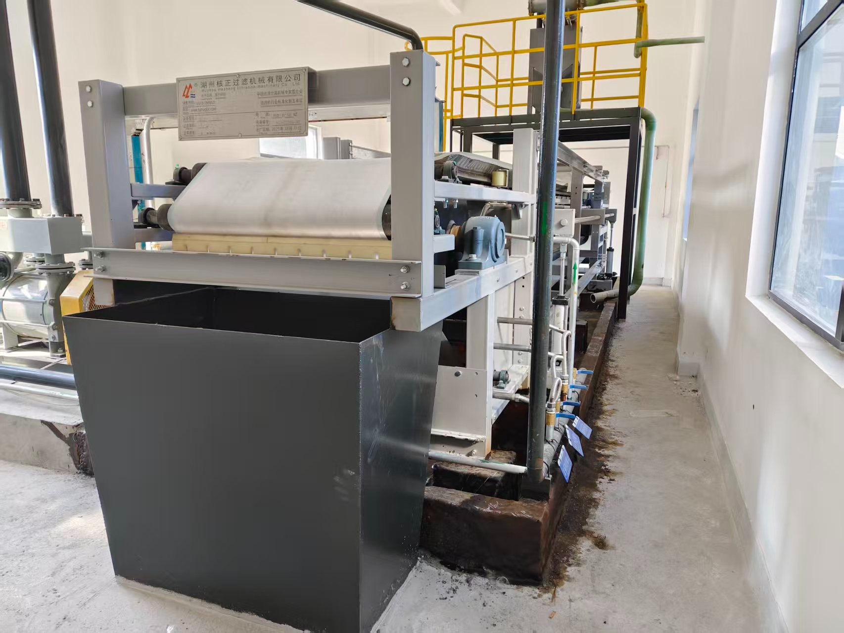 带式真空过滤机的工作原理与板框过滤机有何不同？