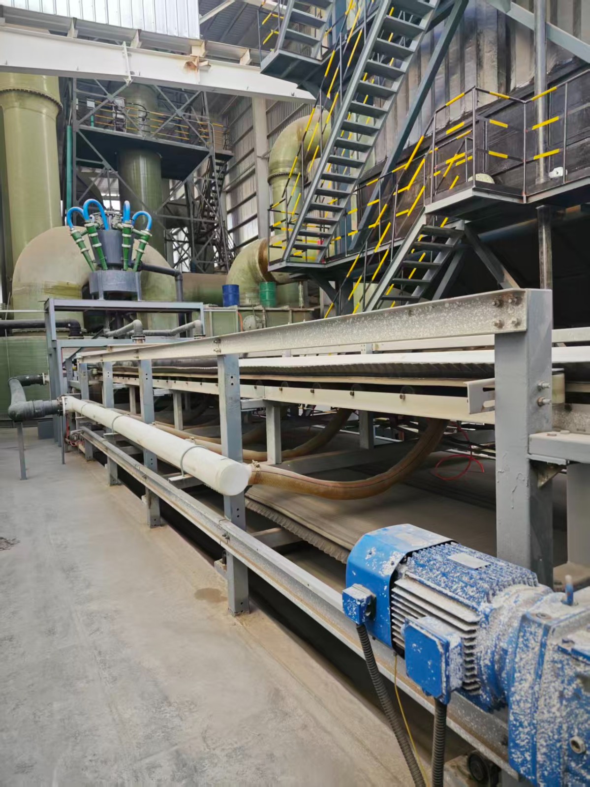 与板框压滤机相比，带式真空过滤机的优缺点有哪些？