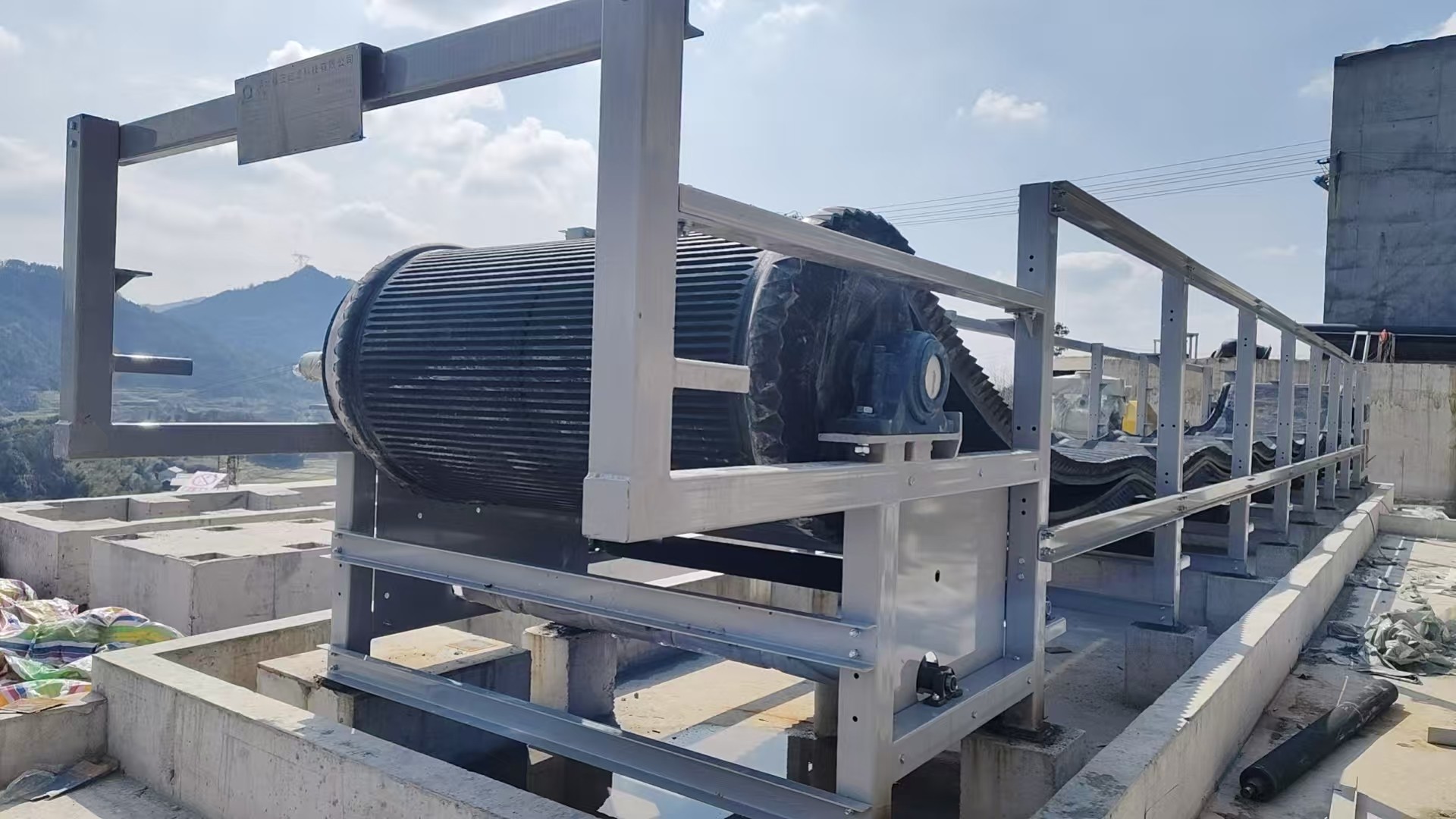 带式真空过滤机滤饼含水率偏高、忽干忽湿是什么原因？